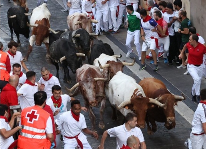 Cebada mantiene su leyenda en Pamplona; primer herido por asta de toro