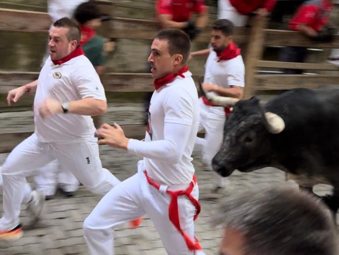 'Miura: trepidante, emocionante y precioso encierro de despedida sanferminera'